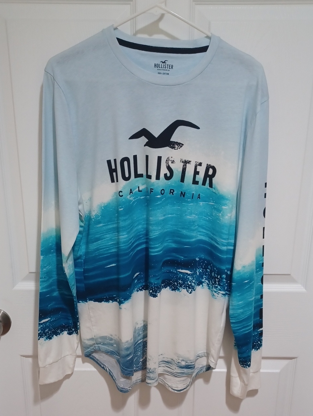 Hollister Men's Ocean Wave Graphic Long-Sleeve Tee in Light Blue and Dark Blue